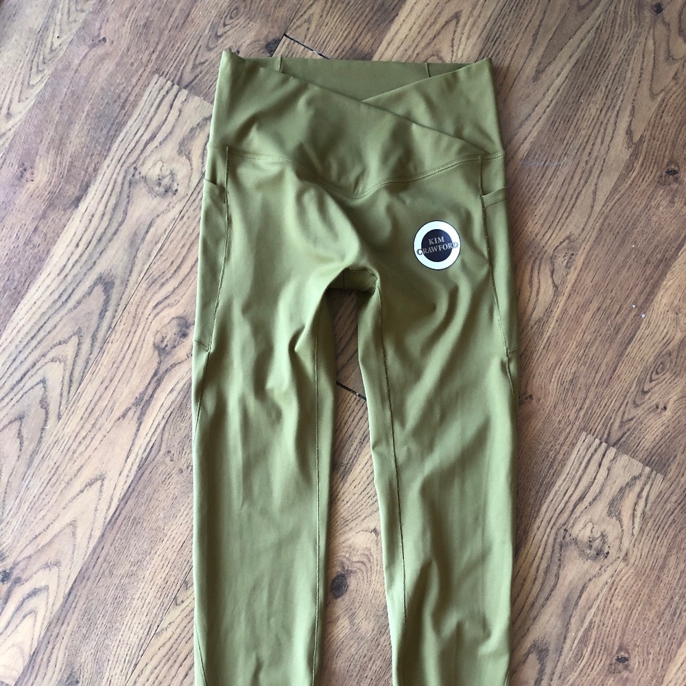 women's olive green cropped athletic legging Kim Crawford wine size small